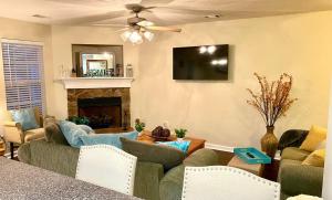 溫德的住宿－Spacious & comfy home in ultra-convenient location，带沙发和壁炉的客厅