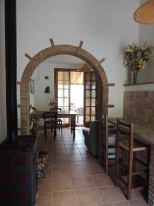 ein Wohnzimmer mit einem gemauerten Kamin und einem Tisch in der Unterkunft Agriturismo Podere Borgognano in Massa Marittima
