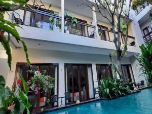 Bazén v ubytování The Pavilion Hotel Kuta nebo v jeho okolí + 19 fotografií