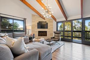 - un salon avec un canapé et une cheminée dans l'établissement @Marbella Lane - 3BR Penthouse Executive Suite, SFO, Parking, à Brisbane