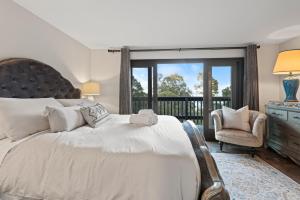 Postel nebo postele na pokoji v ubytování @Marbella Lane - 3BR Penthouse Executive Suite, SFO, Parking