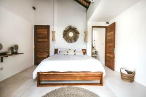 un dormitorio con una cama y un espejo en MODJO Villas Bingin, en Uluwatu 56 fotos más