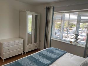 a bedroom with a bed and a dresser and a window at The Hideout in Anderby