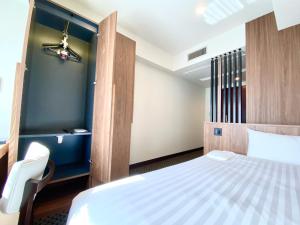 東京的住宿－門屋酒店，卧室配有白色的床和蓝色的墙壁