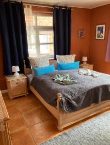 Un pat sau paturi într-o cameră la Ferienhaus Zur Sonne