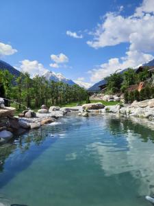 einen Fluss mit Felsen und Bergen im Hintergrund in der Unterkunft An der Kaburga in Telfes im Stubai