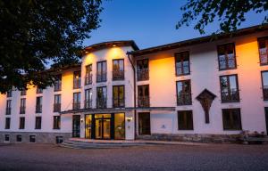 Hotel & Residence Hochriegel في شبيغيلاو: مبنى أبيض كبير به نوافذ وشرفات