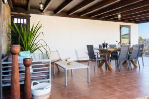 comedor con mesa y sillas en Villa Alejandra, en Lajares