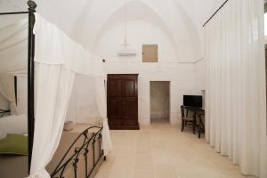 1 dormitorio con 1 cama y 1 mesa en una habitación en Casa Frea Dimora Storica, en Martano