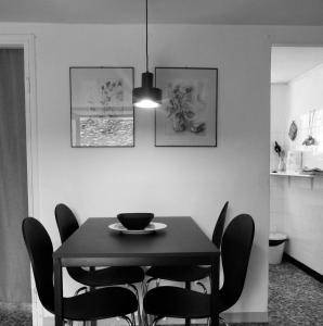 Maison à la coque في باشينو: طاولة غرفة طعام مع كراسي ووعاء عليها
