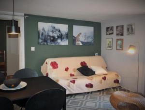 Maison à la coque في باشينو: غرفة معيشة مع أريكة عليها زهور