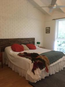 Кровать или кровати в номере Eumundi Guesthouse and B&B