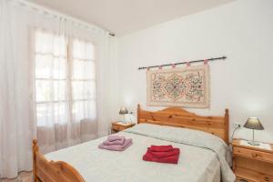 a bedroom with a bed with two towels on it at Appartamento vista mare in Sarroch