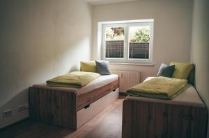2 Einzelbetten in einem Zimmer mit Fenster in der Unterkunft Residenz Tulferhof in Tulfes