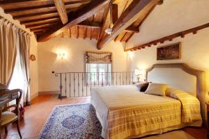 A bed or beds in a room at Villa Il Sasso - Dimora d'Epoca