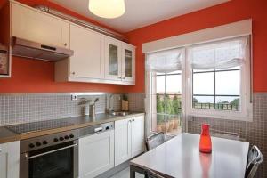 Kuchyň nebo kuchyňský kout v ubytování Villa Brandán - Villa con piscina privada para 12p - VV-187-AS Y VV-188-AS