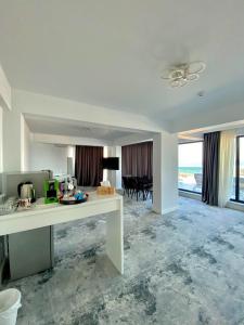Kuchyň nebo kuchyňský kout v ubytování Hotel Simona Halep - Mamaia Nord