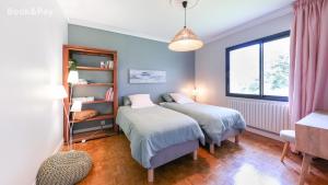 Katil atau katil-katil dalam bilik di EDEN Locquirec - Piscine & Spa Chambre d hôtes