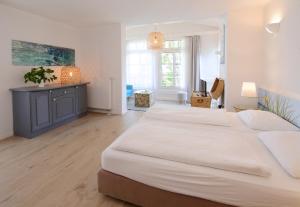 Postel nebo postele na pokoji v ubytování Hotel Villa Granitz