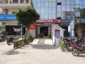 een groep motorfietsen geparkeerd voor een gebouw bij Hotel Jashn Inn near Apollo Hospital in New Delhi