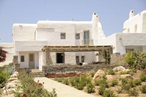 een wit huis met een tuin ervoor bij Casa Vento - Maisonette near Santa Maria beach in Santa Maria