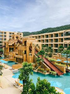 ein Resort mit einem Pool und einer Wasserrutsche in der Unterkunft Pamookkoo in Kata Beach