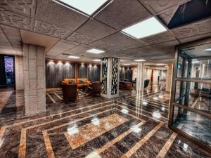 een lobby van een gebouw met een kamer met een lobby bij Regency Hotel Hebron in Hebron