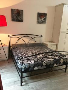 um quarto com uma cama num quarto em Maison Dora 10 em Turim