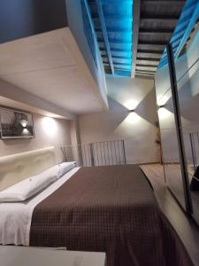 Postel nebo postele na pokoji v ubytování Torre Paola Dimora romantica