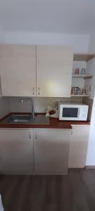 Kuchyňa alebo kuchynka v ubytovaní Könyvkuckó Apartman + 3 fotografie