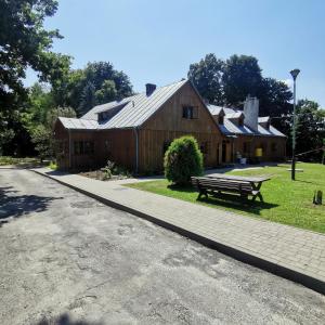 a wooden barn with a bench in front of it at SzSM Hadle Szklarskie in Hadle Szklarskie