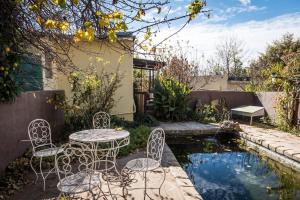 Swimmingpoolen hos eller tæt på Artists cottage