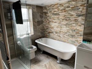 Un baño con bañera, inodoro y ducha. en HARBOUR VIEW HOLIDAY LET - Entire 3 Bedroom Maisonette With Spectacular Harbour And Sea Front Views Sleeps 5, en Bridlington 23 fotos más