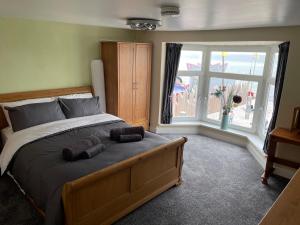 1 dormitorio con 1 cama grande y 2 toallas. en HARBOUR VIEW HOLIDAY LET - Entire 3 Bedroom Maisonette With Spectacular Harbour And Sea Front Views Sleeps 5 en Bridlington