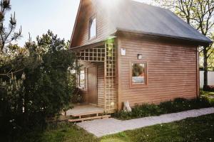 une petite maison avec un toit en gambrel dans l'établissement Domki letniskowe Babie Doły, à Gdynia