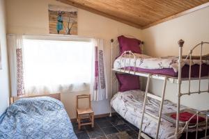 En eller flere senge i et værelse på Artists cottage