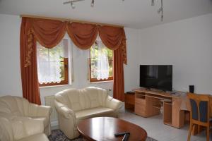 TV a/nebo společenská místnost v ubytování Mountain View Rooms