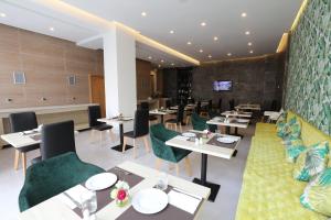 Ein Sitzbereich in der Unterkunft Mid Town Hotel Casablanca