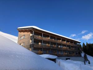 ein Gebäude auf einem schneebedeckten Hang in der Unterkunft Haus Margaritta Top 4 in Damüls