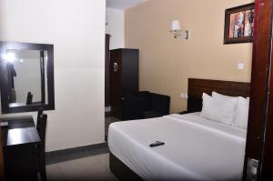 Residency Hotels Enugu Independence Layout客房内的一张或多张床位