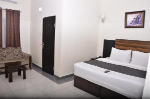 Residency Hotels Enugu Independence Layout客房内的一张或多张床位