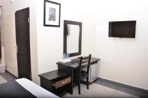 Residency Hotels Enugu Independence Layout的电视和/或娱乐中心