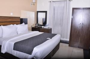 Residency Hotels Enugu Independence Layout客房内的一张或多张床位