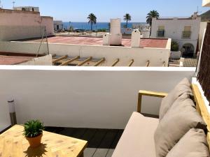 a balcony with a couch and a table on a roof at Apartamento Cerro Negro in Las Negras