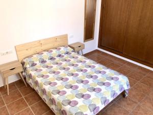 a bedroom with a bed and a nightstand and a bed sidx sidx sidx sidx at Apartamento Cerro Negro in Las Negras