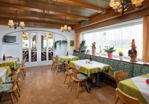 een restaurant met tafels en stoelen in een kamer bij Gasthof Mesnerwirt in Auna di Sopra