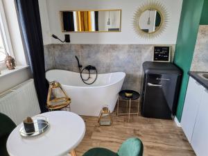 Kuchyňa alebo kuchynka v ubytovaní Apartment Jana Kazimierza Wola by Noclegi Renters