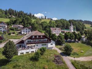 una vista aérea de una casa en una colina en Gasthof Mesnerwirt, en Auna di Sopra