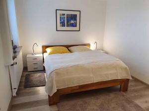 1 dormitorio con 1 cama con 2 almohadas amarillas en Das Fachwerkhäuschen en Bad Pyrmont