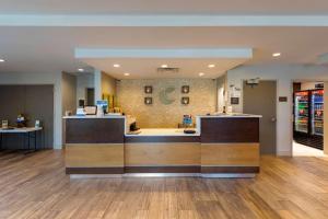 Comfort Inn & Suites East Ellijay في إليجاي: منطقة انتظار في مستشفى مع صيدلية
